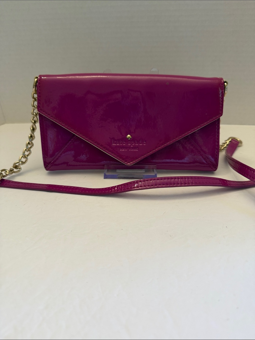 kate spade STORYBOOK magenta patent leather envelope crossbody with gold chain